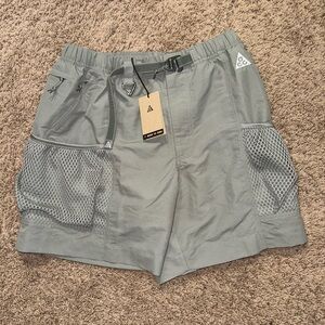 NIKE ACG "SNOWGRASS" MEN'S CARGO SHORTS (DARK STUCCO/SUMMIT WHITE Size Medium